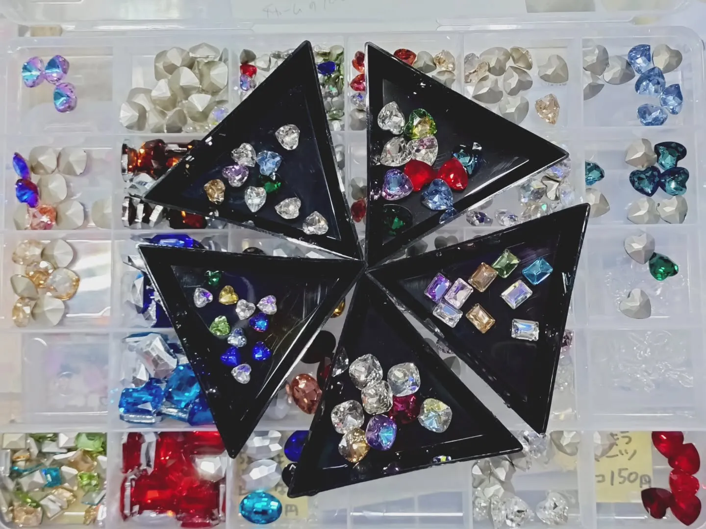 キラキラ✨️なラインストーンと形のストーン！