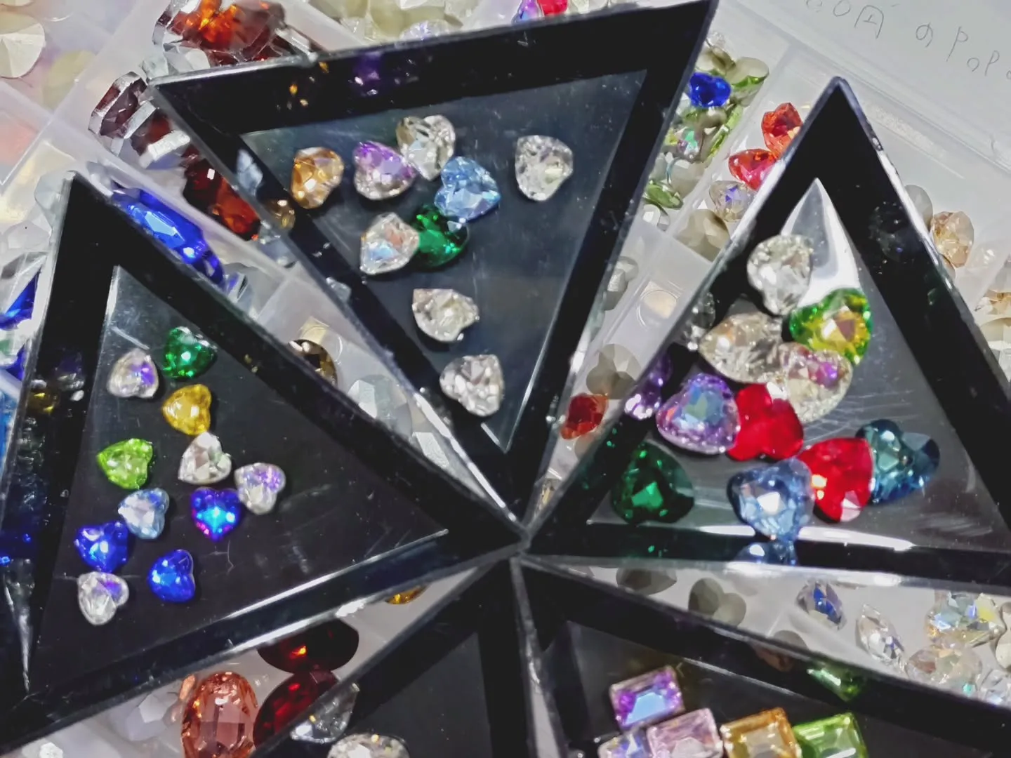 キラキラ✨️なラインストーンと形のストーン！