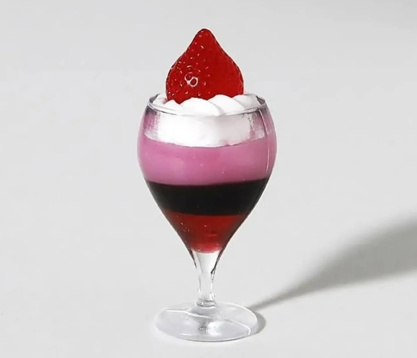 ミニチュアスイーツグラスとワイングラスになる器やストロベリー...