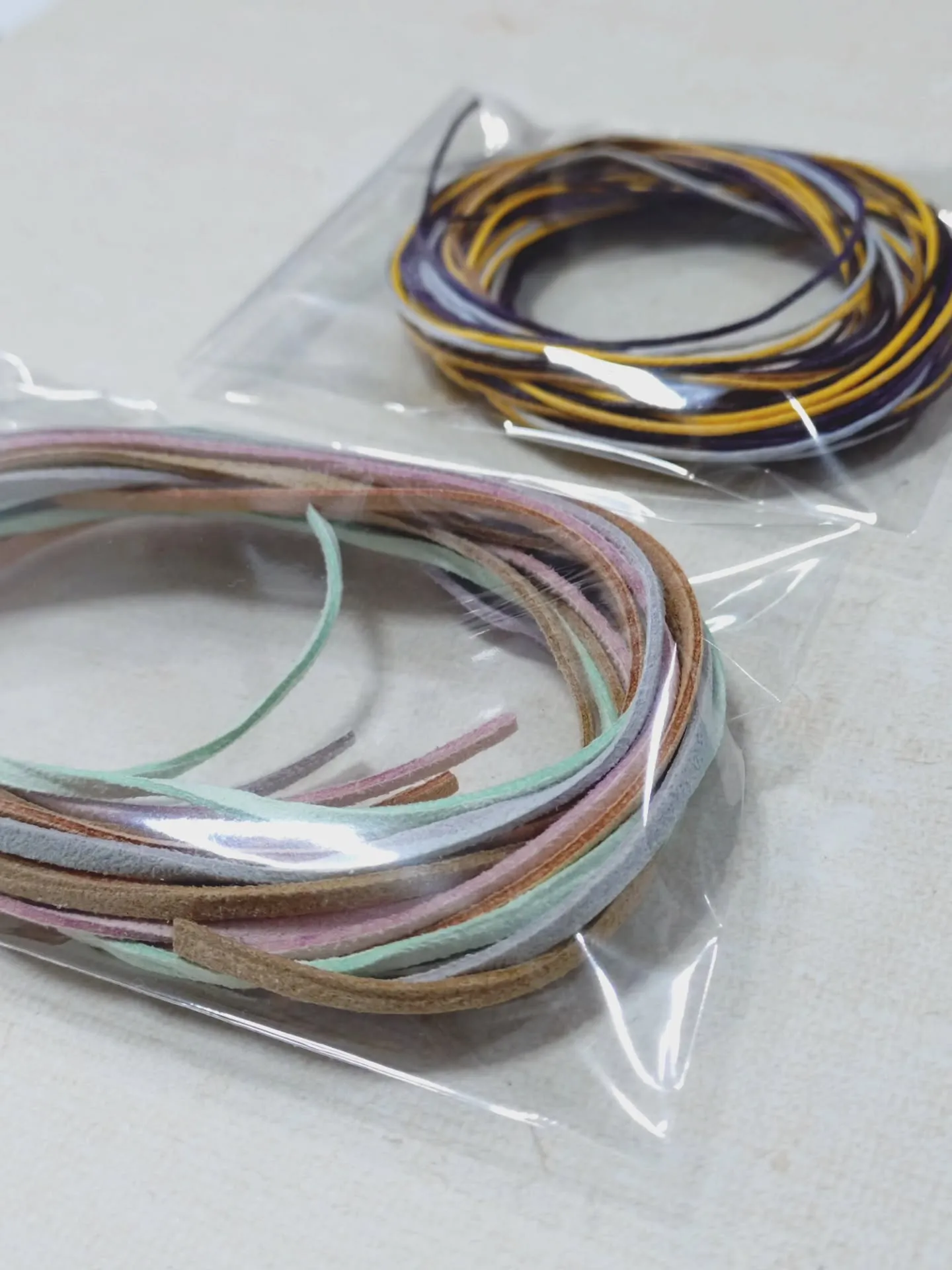 ネックレスやブレスレットなどに使えるスエードコード、ワックス...