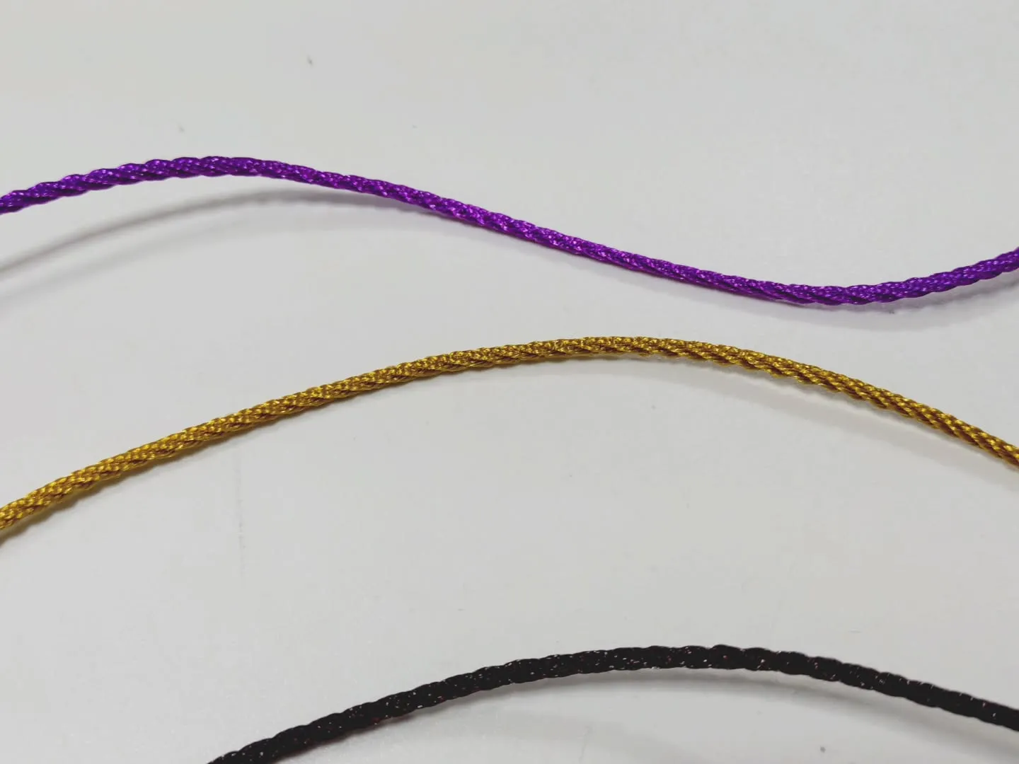 ドール用のループタイに使える細めの紐も販売しております！