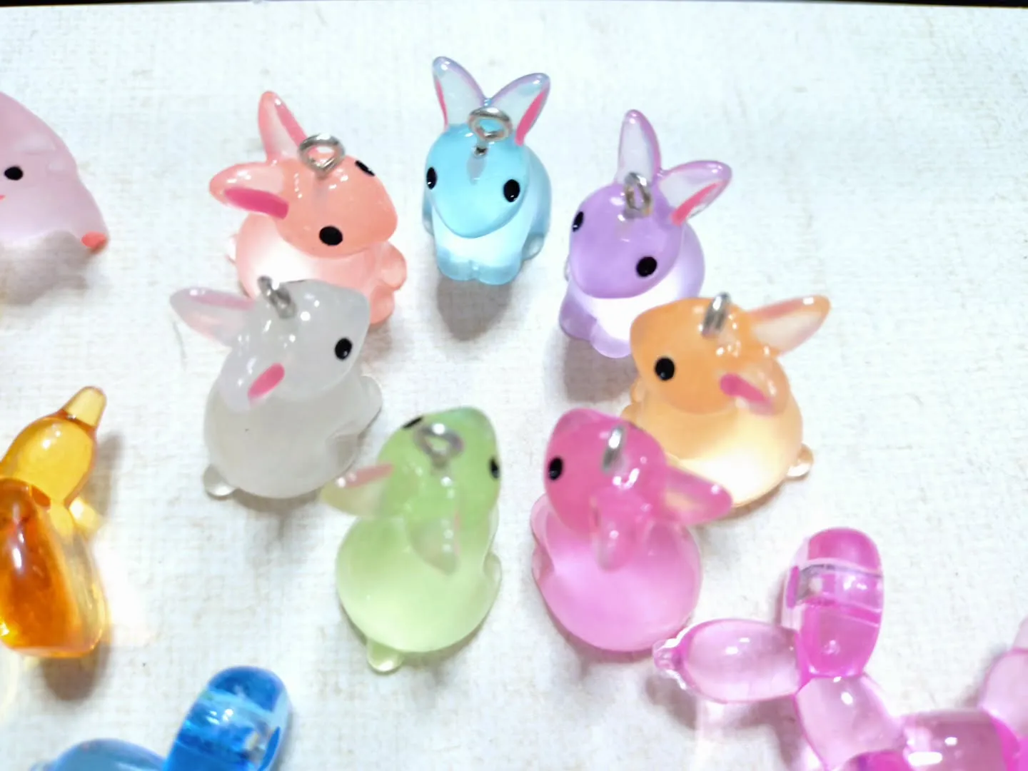 可愛いパーツが新たに入荷しました！バールーンビーズや蓄光に光...