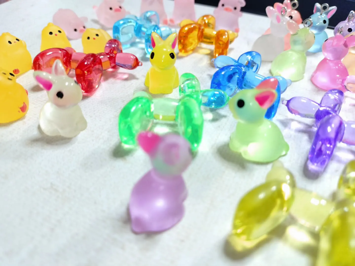 可愛いパーツが新たに入荷しました！バールーンビーズや蓄光に光...