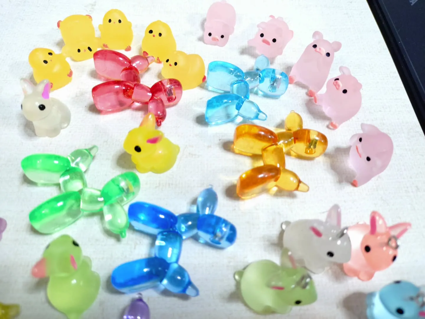 可愛いパーツが新たに入荷しました！バールーンビーズや蓄光に光...