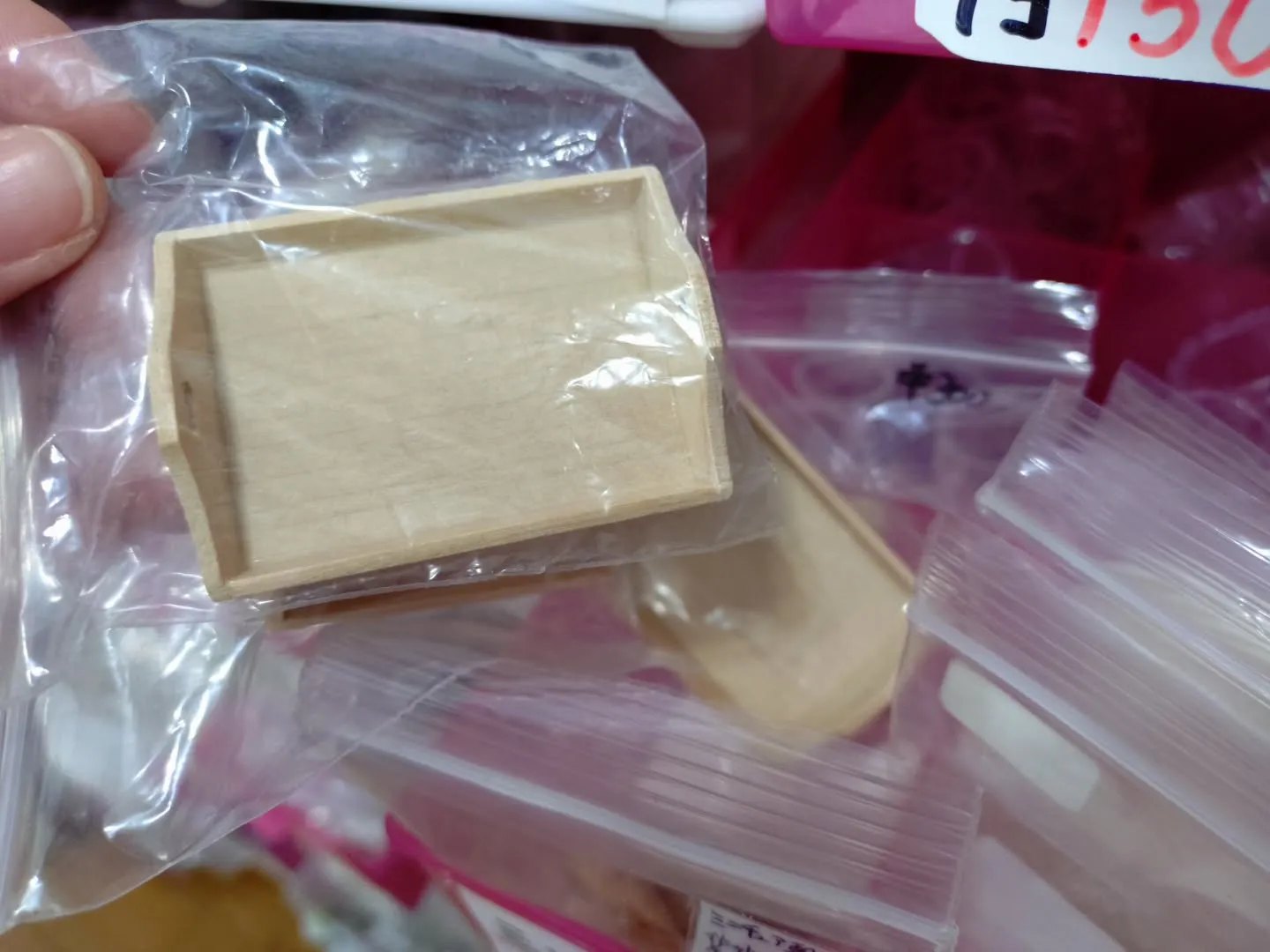 ミニチュアハット、木のトレイが入荷しました！