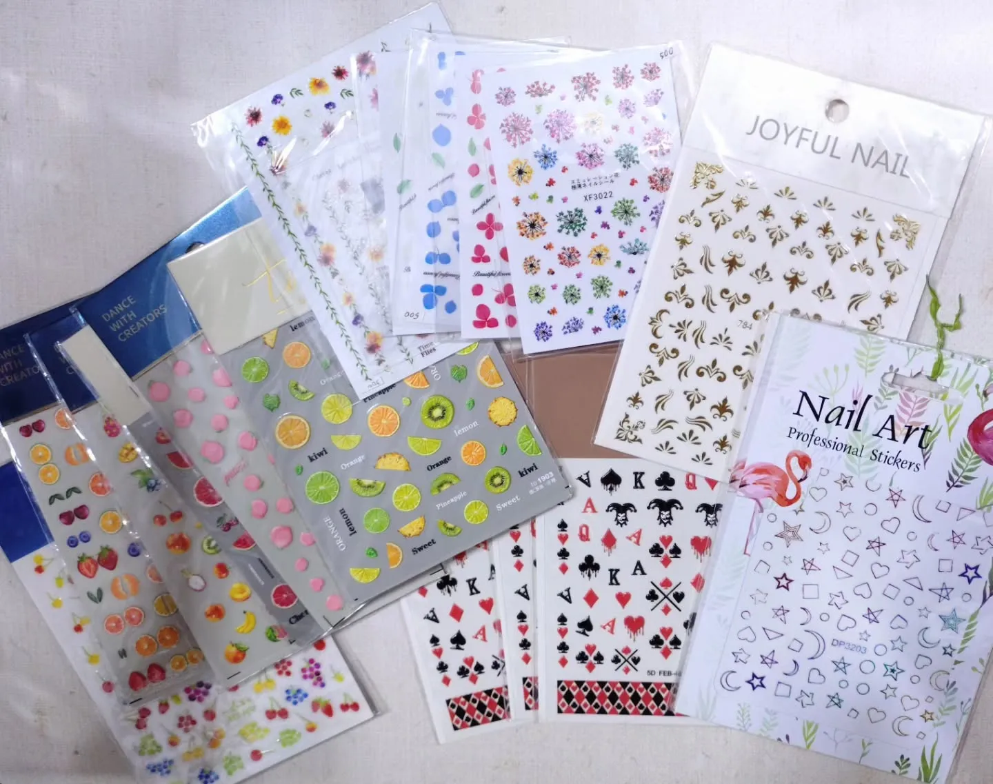 本店にあるシールをオープニングセールで色んな種類のシールをa...