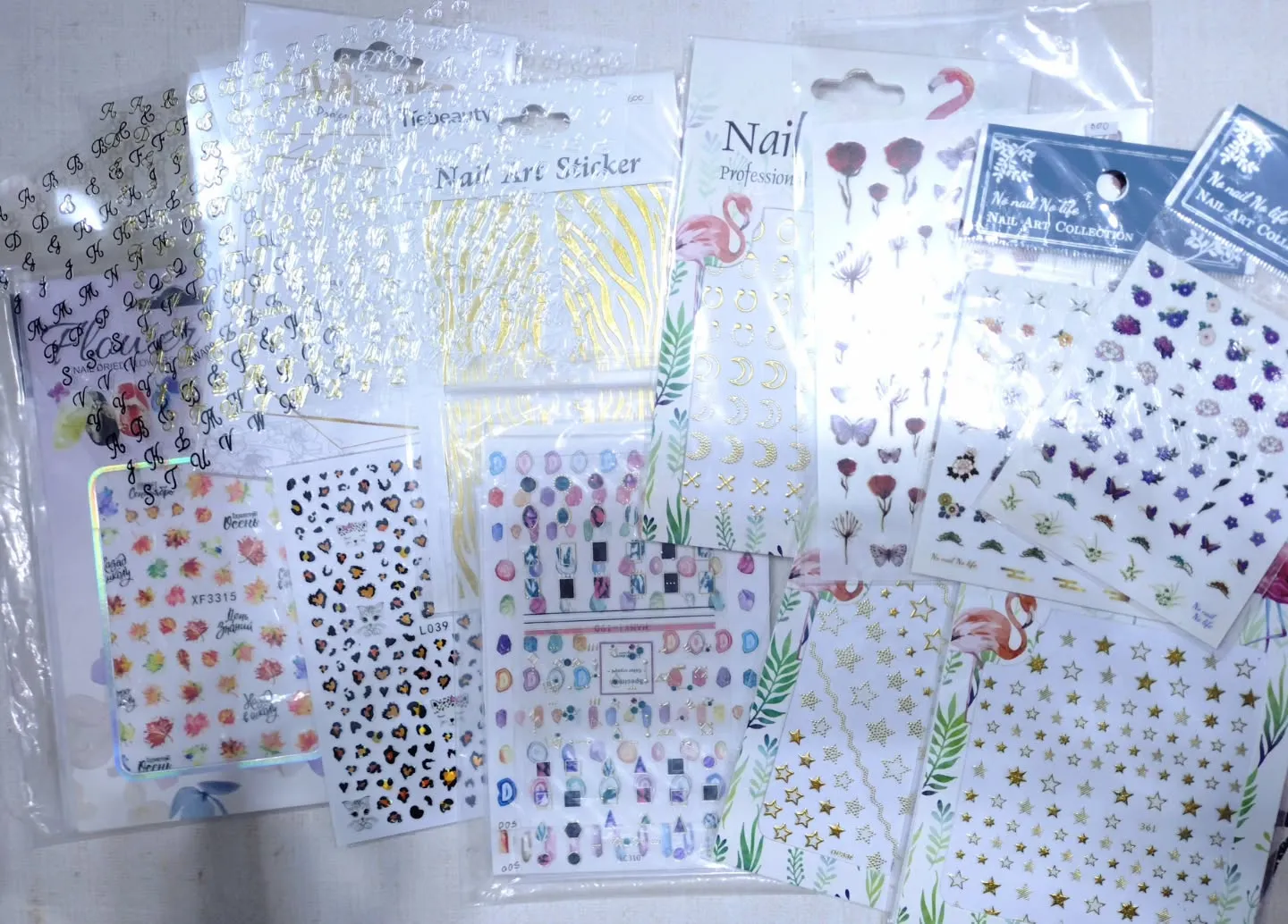 本店にあるシールをオープニングセールで色んな種類のシールをa...