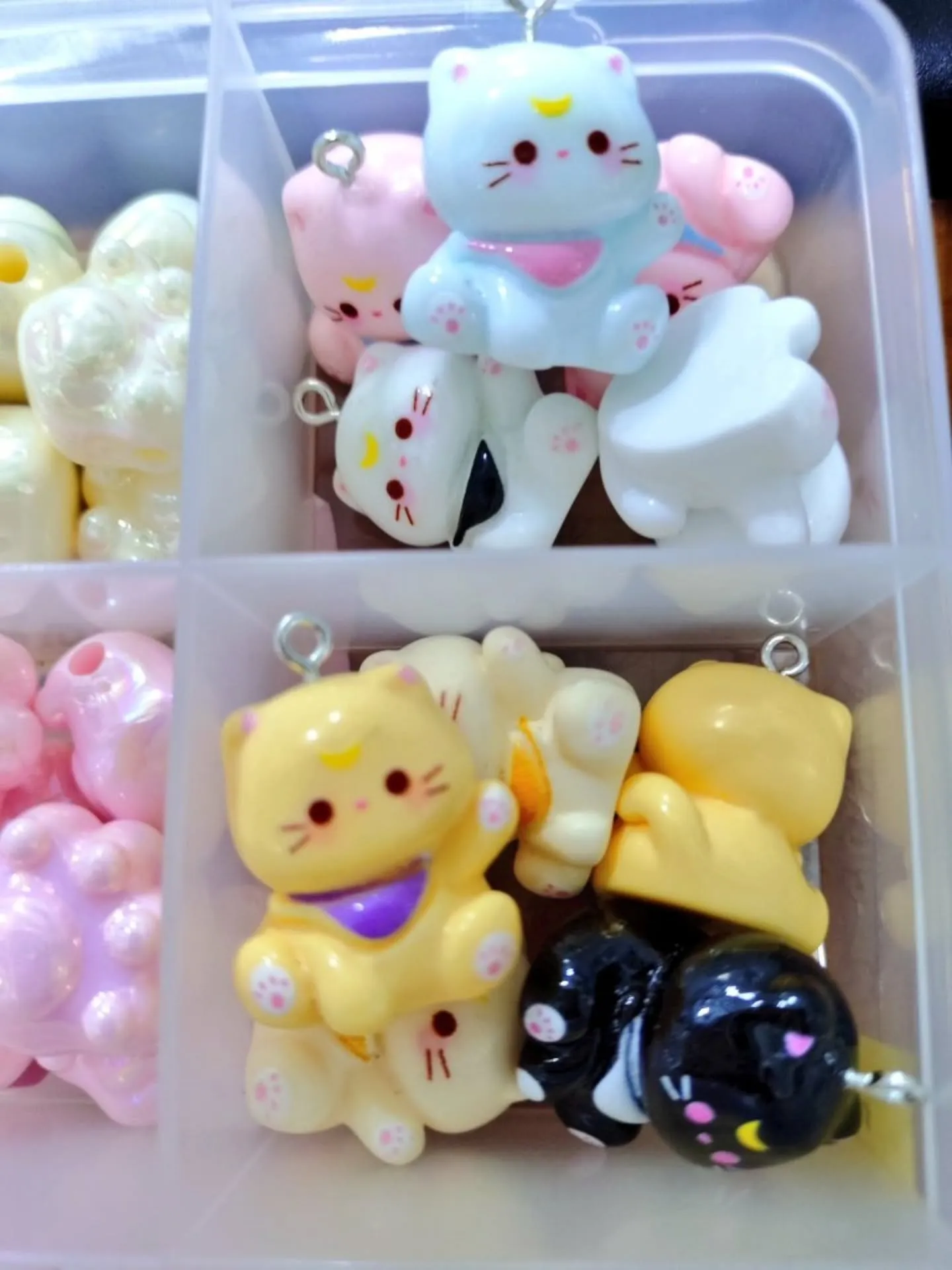 可愛い猫のパーツと肉球ビーズ、食べ物のパーツが入荷しました！