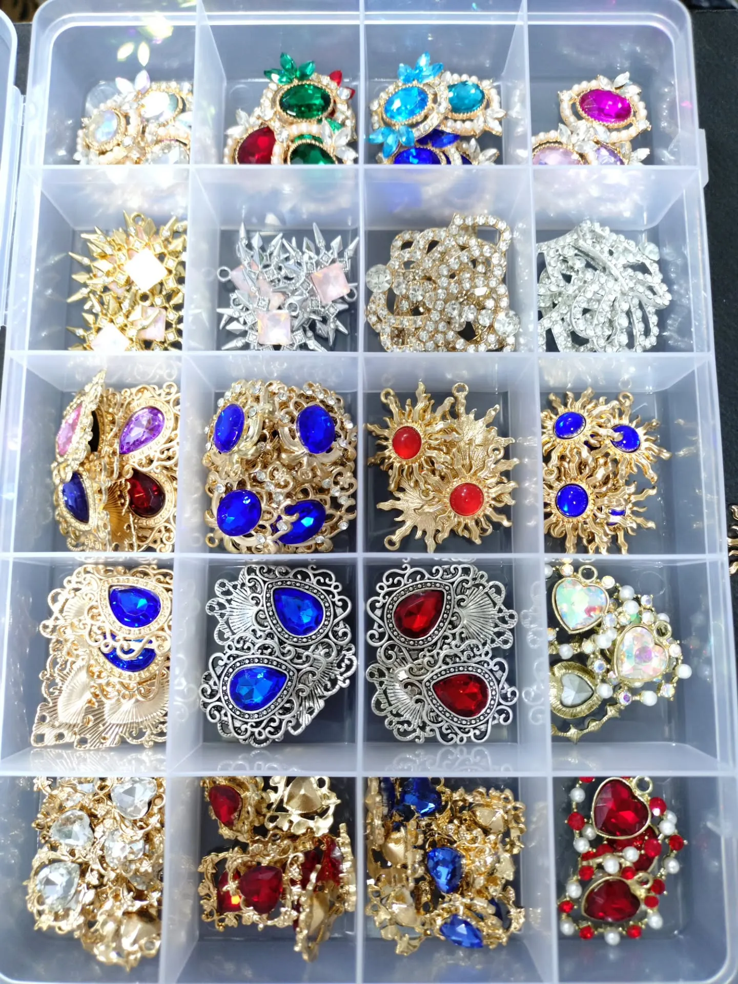 キラキラ✨パーツ、猫のカメオ、バラ🌹コウモリ🦇のカメオも入荷...