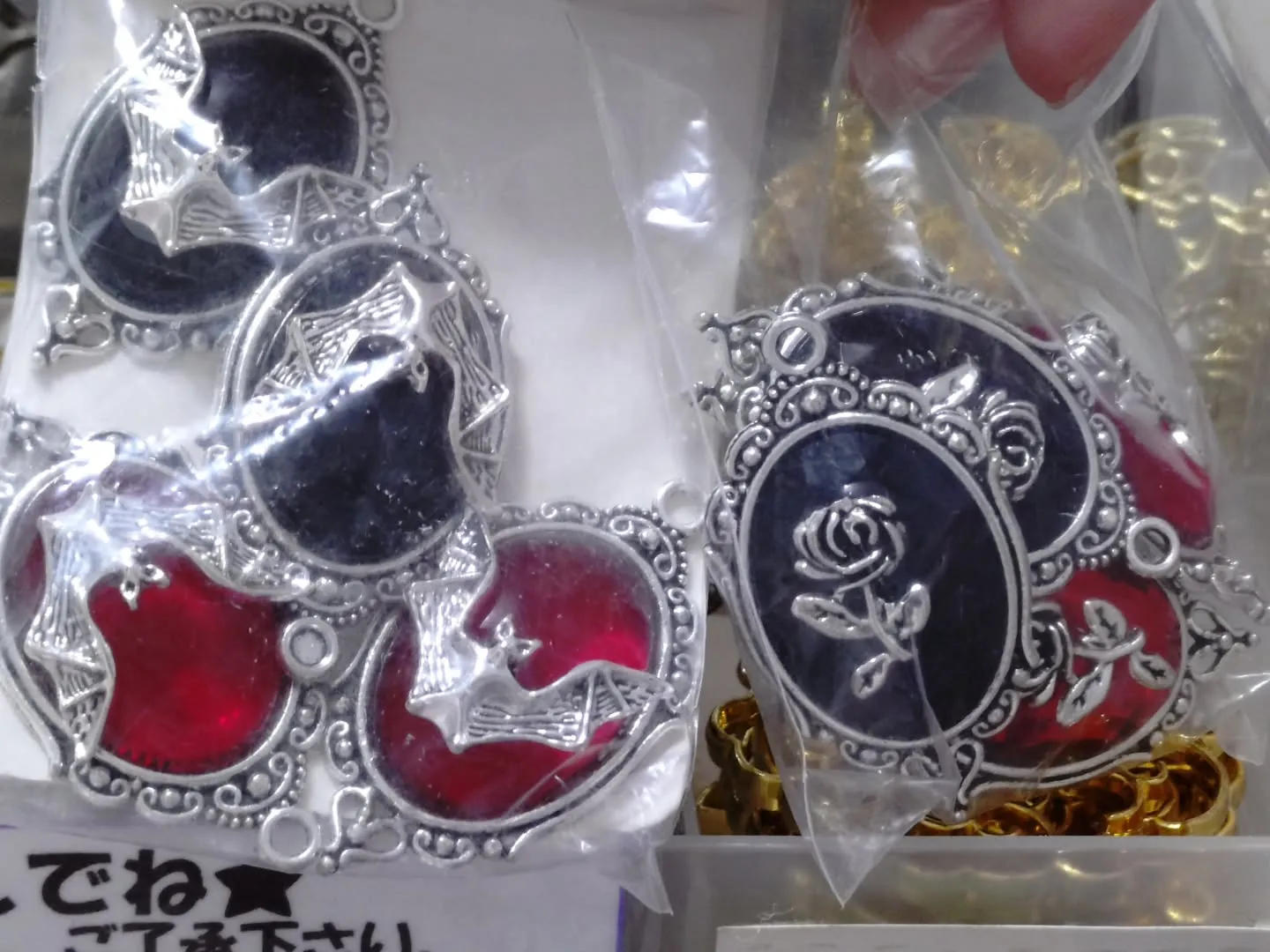 キラキラ✨パーツ、猫のカメオ、バラ🌹コウモリ🦇のカメオも入荷...