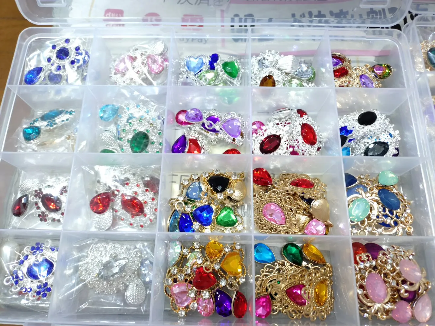 キラキラ✨パーツをケースに入れ替えました！