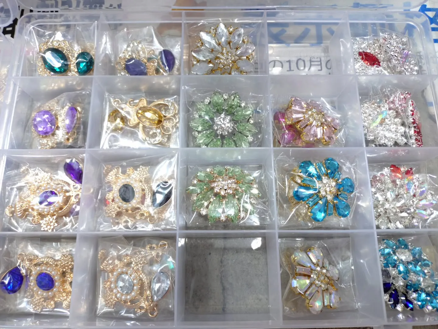 キラキラ✨パーツをケースに入れ替えました！