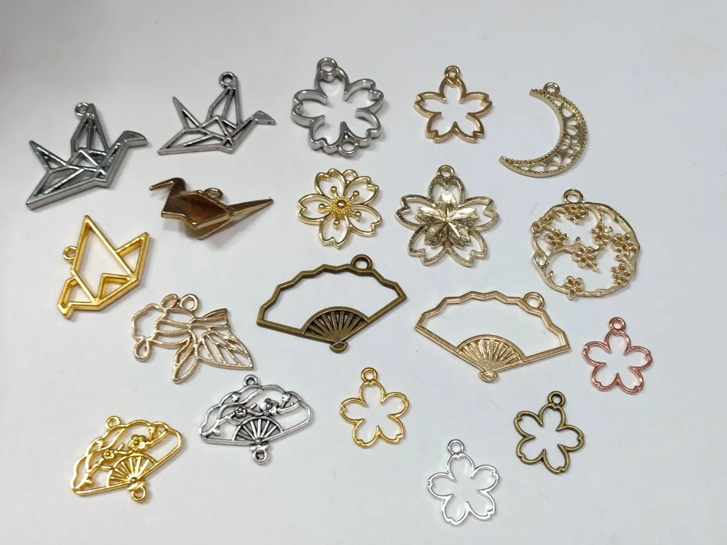 小さいサイズの和物に扇と桜のチャーム、フレームが新しいのが入...