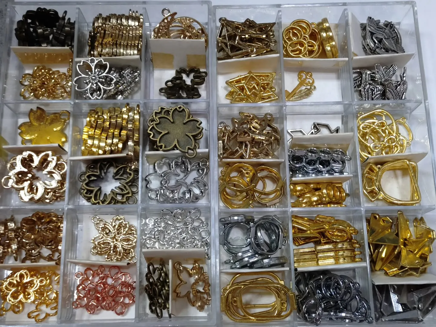 小さいサイズの和物に扇と桜のチャーム、フレームが新しいのが入...