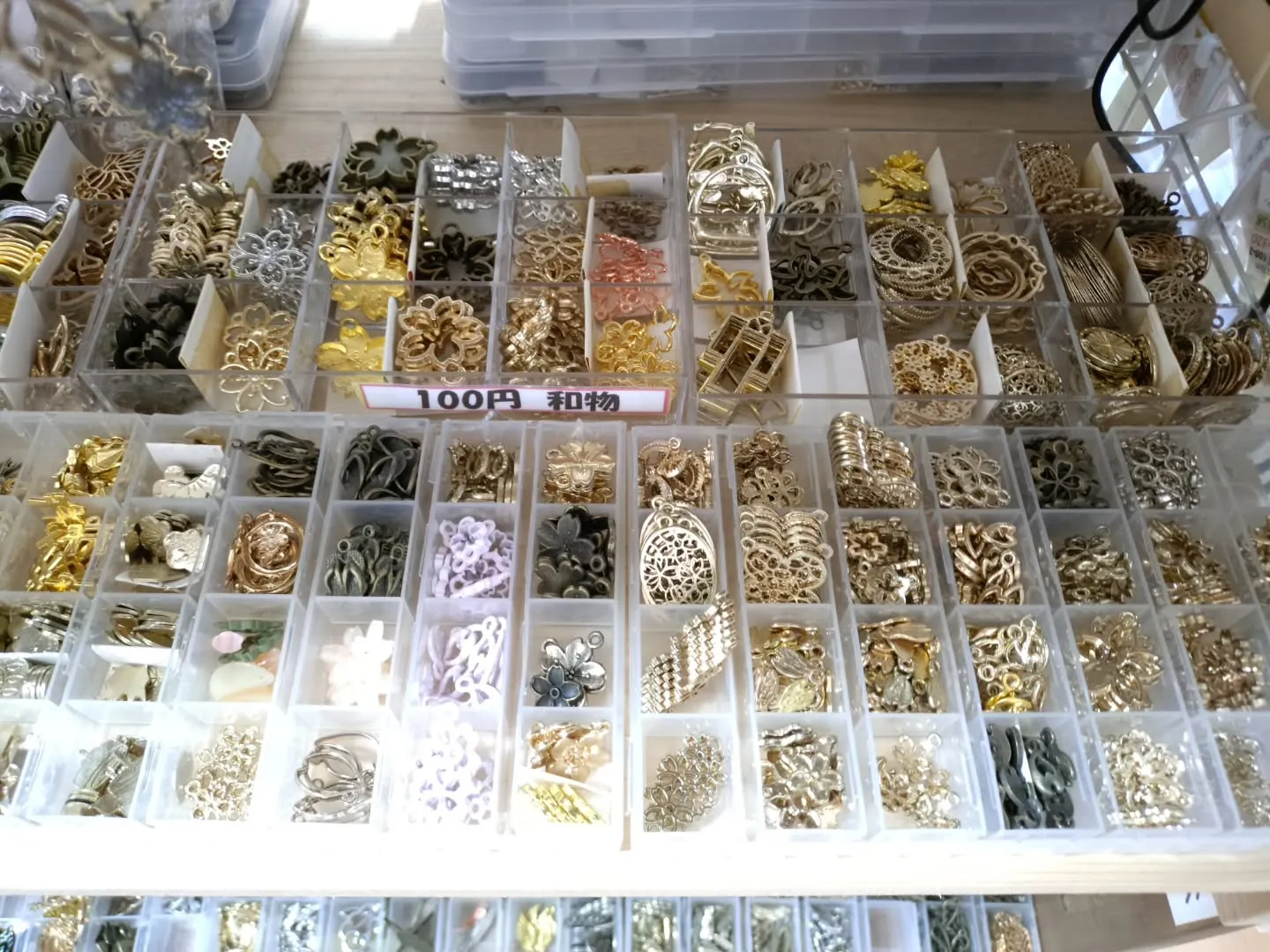 小さいサイズの和物に扇と桜のチャーム、フレームが新しいのが入...