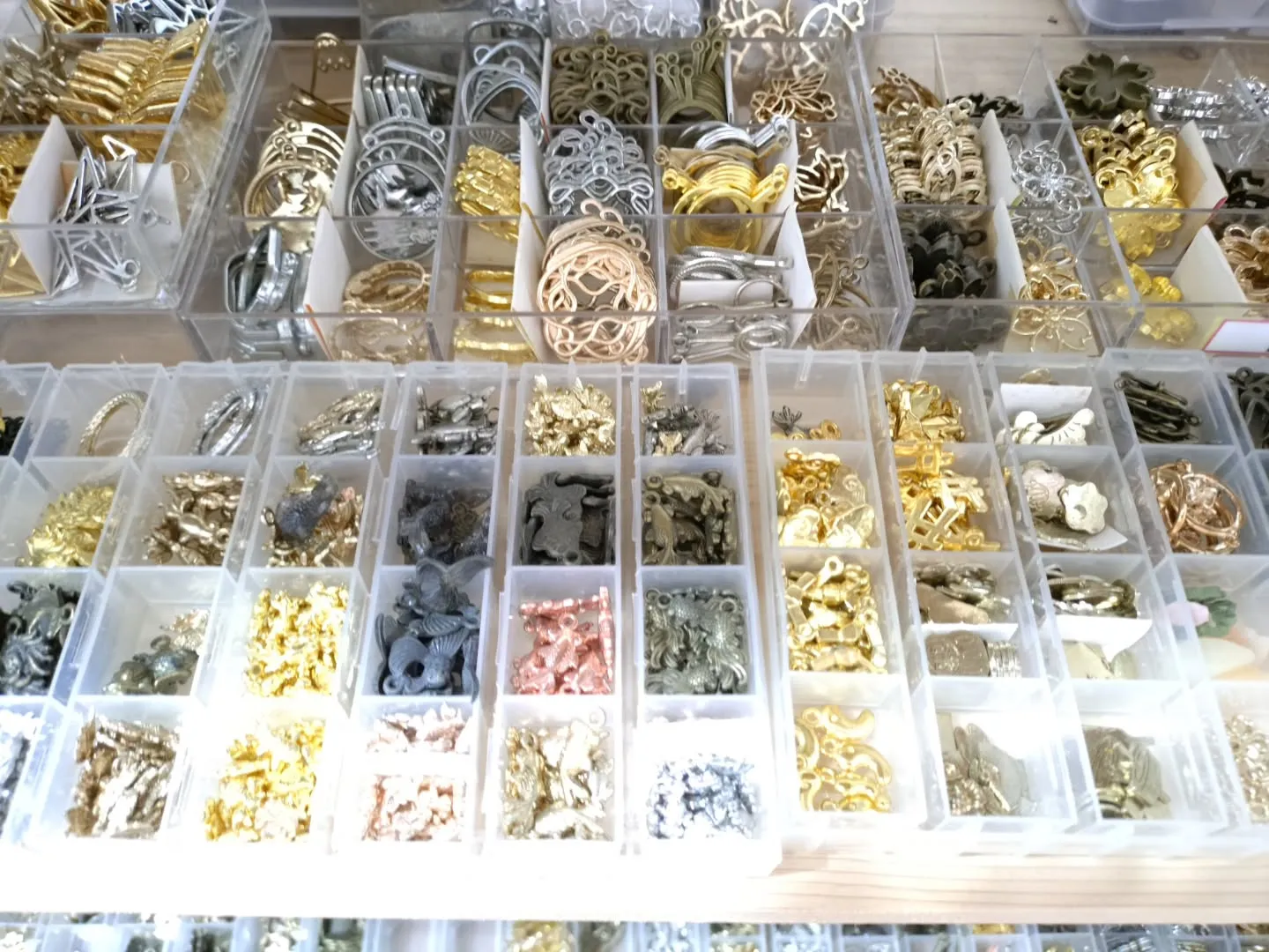 小さいサイズの和物に扇と桜のチャーム、フレームが新しいのが入...