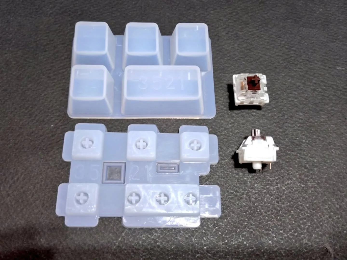 キーボードの上の部分とクリッカーキーホルダーの本体が入荷しま...