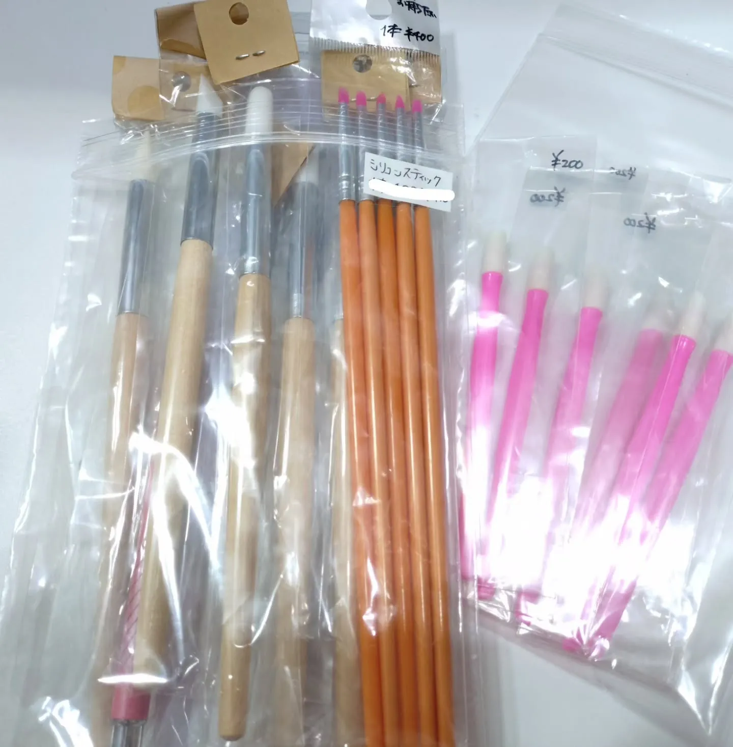 筆や極細筆、ドットペン、シリコンペンなどいろんな種類を、販売...