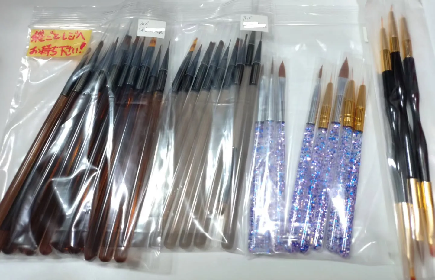 筆や極細筆、ドットペン、シリコンペンなどいろんな種類を、販売...