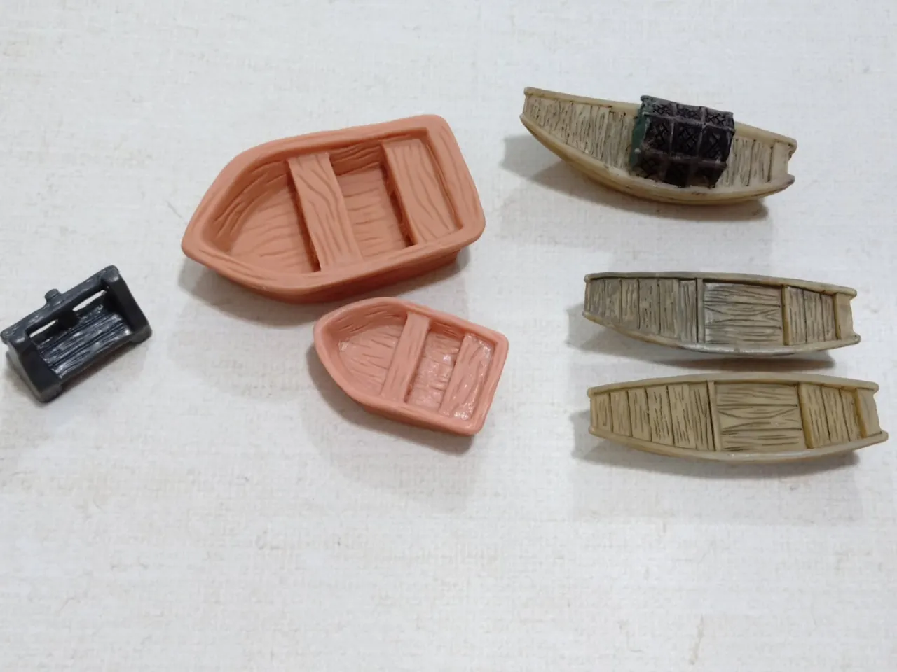 ミニチュアの船やカゴトレイなど本店にて販売しております！